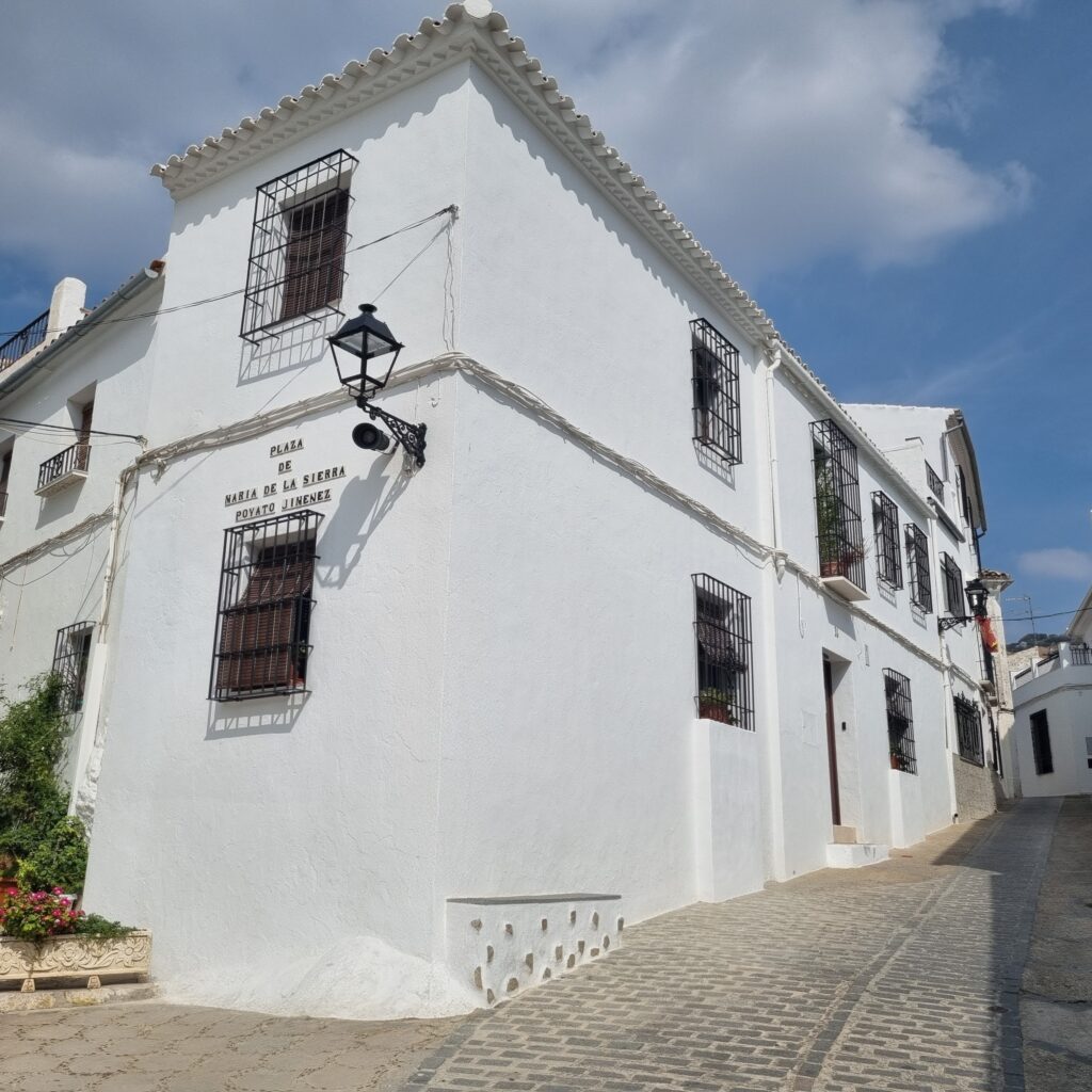 Traditional Andalusia houses renovated for sale in Cordoba - Nestled in the heart of Andalusia, Zuheros. To highlight the location of a fully renovated home located in the village of Zuheros, Cordoba, Spain